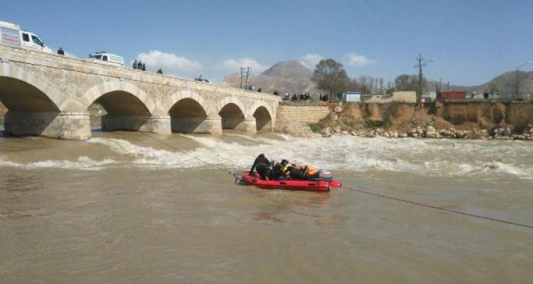 اعزام 18نفر نیروی کمکی برای پیدا کردن جسد جوان غرق شده در گامسیاب +تصاویر