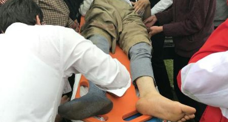 امداد رسانی به یک مصدوم در ارتفاعات روستای سیاسیاه کیخسروی اسلام آباد غرب+عکس