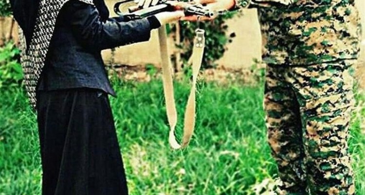 همسر شهید مدافع حرم: غریبه و آشنا حرف‌هایی می‌زنند که جگر آدم را می‌سوزاند +فیلم 