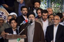 حجت‌السلام رئیسی در کرمانشاه: وضع موجود کشور با امکاناتی که داریم همخوانی ندارد/ رشادت های ملت غیور و مخصوصا دلیر مردان خطه کرمانشاه سایه جنگ را از سر کشور کم کرده است 