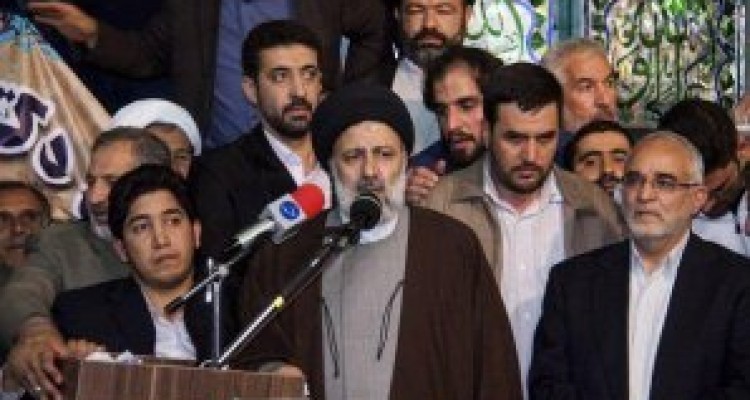 حجت‌السلام رئیسی در کرمانشاه: وضع موجود کشور با امکاناتی که داریم همخوانی ندارد/ رشادت های ملت غیور و مخصوصا دلیر مردان خطه کرمانشاه سایه جنگ را از سر کشور کم کرده است 