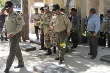 عطر افشانی و غبار روبی مزار شهدای اسلام آبادغرب+عکس