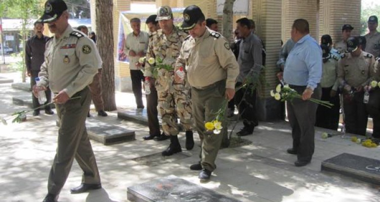 عطر افشانی و غبار روبی مزار شهدای اسلام آبادغرب+عکس