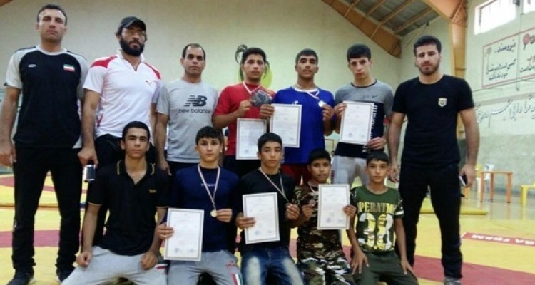 کشتی گیران نونهال اسلام آبادی بر بام کشتی استان ایستادند