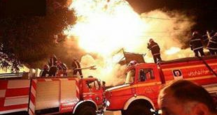 مهار آتش‌سوزی انبار روغن خودرو در کرمانشاه/ بکارگیری ۱۰۰ آتش‌نشان