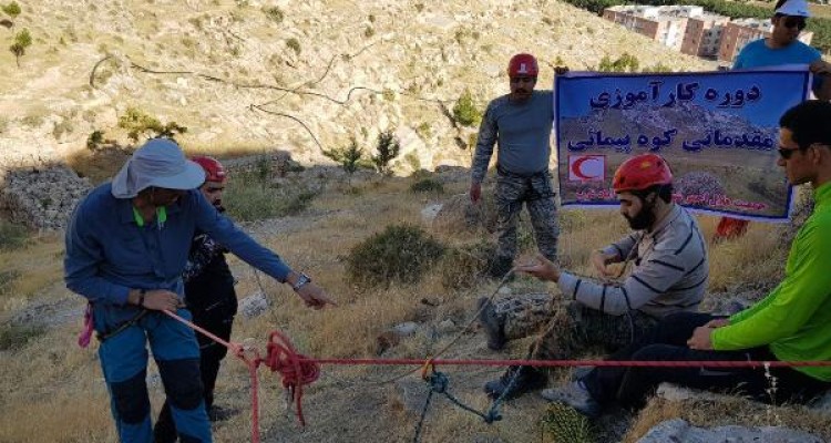 آموزش عملی کوه پیمایی تیم امداد و نجات در اسلام آبادغرب+تصاویر