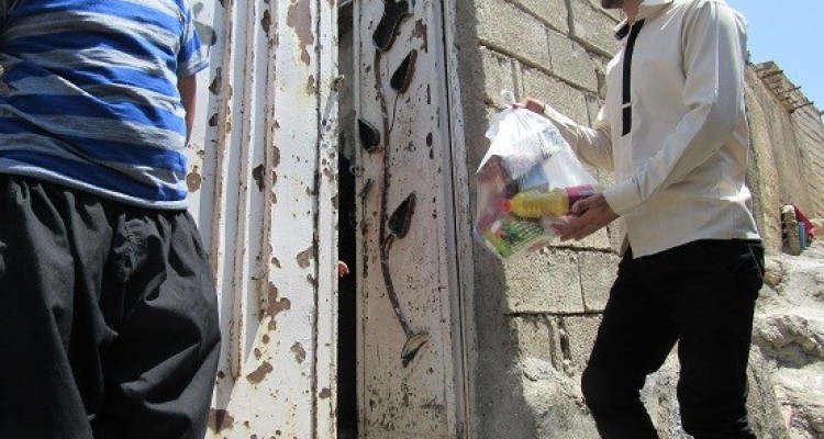 توزیع سبدکالا در بین خانواده های مستضعف اسلام آبادغرب+تصاویر