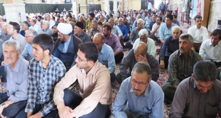 حضور  کارکنان دولت و کارمندان اسلام آبادغرب در نماز جمعه 