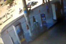 مرگ دلخراش موتورسوار زیر چرخ‌های تریلی + فیلم 