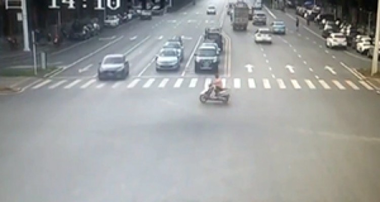  مرگ موتورسوار پس از عبور از چراغ قرمز + فیلم