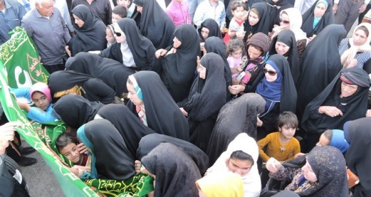 استقبال  مردم اسلام آبادغرب از پرچم متبرک آستان حرم حضرت علی(ع)