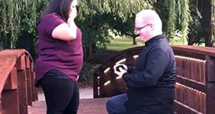  خواستگار دست و پا چلفتی، حلقه را درون رودخانه انداخت! + فیلم