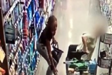 سرقت کیف پول یک پیرزن ۸۲ ساله در فروشگاه + فیلم 