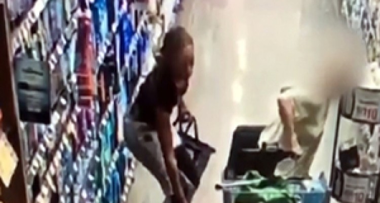 سرقت کیف پول یک پیرزن ۸۲ ساله در فروشگاه + فیلم 