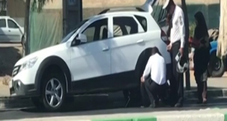 یاری رساندن ماموران پلیس به راننده معلول + فیلم 