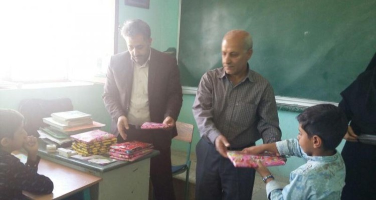 توزیع لوازم التحریر در مناطق محروم و روستایی حمیل