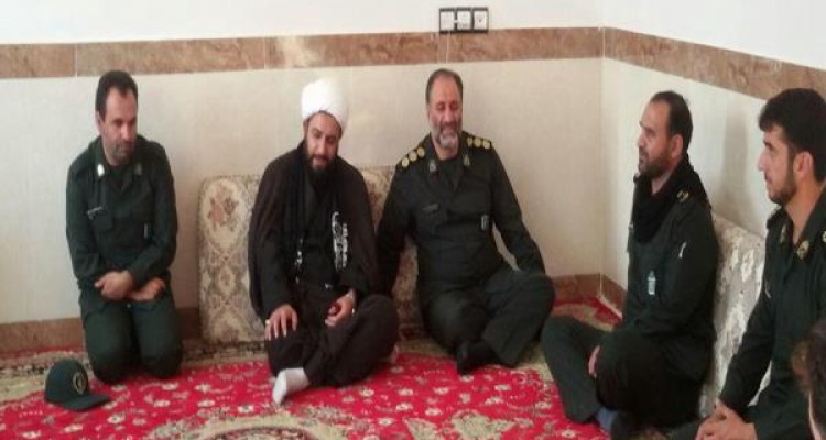 دیدار مسئولین با خانواده رزمنده مدافع حرم در اسلام آبادغرب