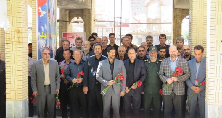 غبار روبی مزار شهدا به مناسبت هفته دفاع مقدس در اسلام آبادغرب