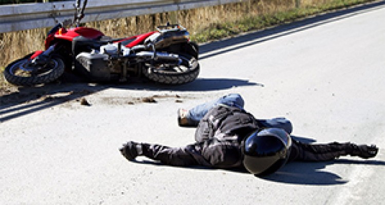 مرگ موتورسوار زیر چرخ‌های اتوبوس + فیلم 