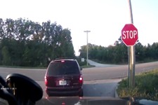 بی توجهی به خودروهای عبوری باعث تصادف شد + فیلم 