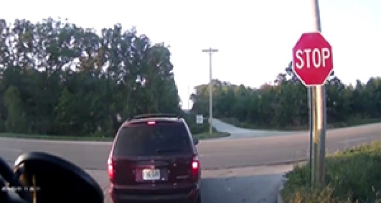 بی توجهی به خودروهای عبوری باعث تصادف شد + فیلم 