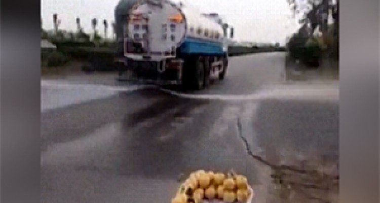 قایق‌سواری در خیابان‌های بندرانزلی پس از بارش شدید باران + فیلم 