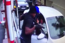 حمله چهار سارق مسلح به راننده زن + فیلم 