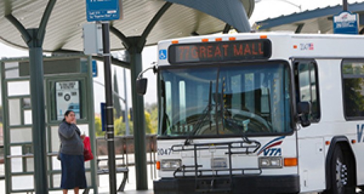 لحظه زیر گرفته شدن مادر و دختر توسط مینی بوس + فیلم 