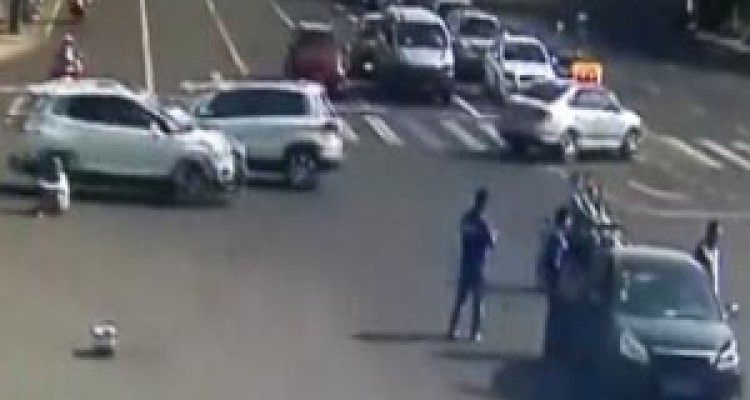 تصادف شدید موتور با خودرو پس از عبور از چراغ قرمز + فیلم 