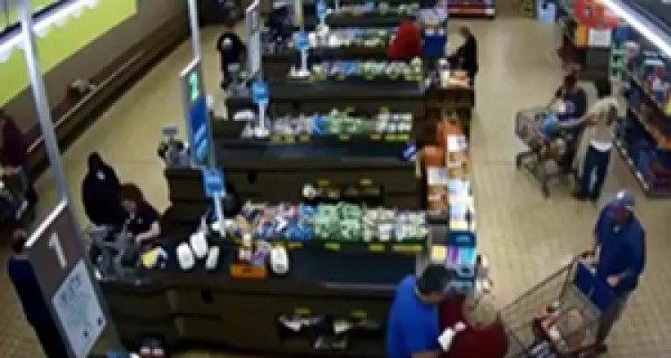 درگیری مشتری با سارق فروشگاه + فیلم 