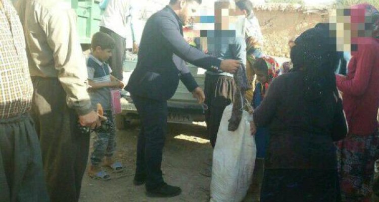 توزیع بسته های حمایتی و البسه زمستانی در روستاهای محروم بخش گواور+تصاویر