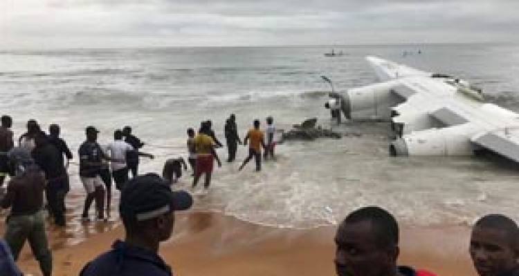 بیرون کشیدن لاشه هواپیمای سقوط کرده از آب در ساحل عاج + فیلم 