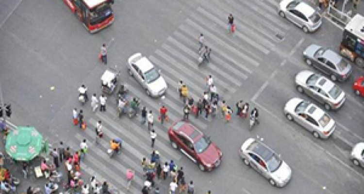 کمک راننده اتوبوس به دو کودک برای عبور از خیابان + فیلم 