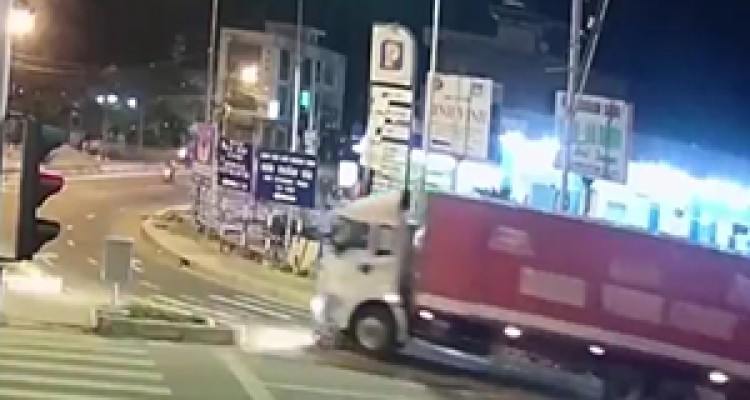  له شدن موتور زیر چرخ‌های تریلی + فیلم