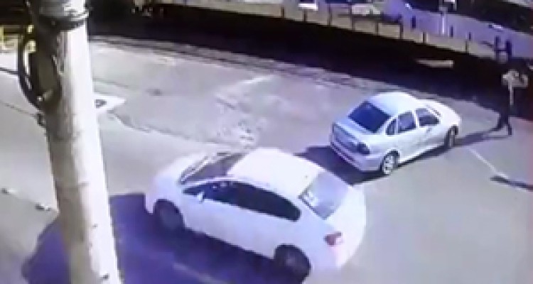 حادثه تلخ برای عابر پیاده روی ریل راه آهن + فیلم 