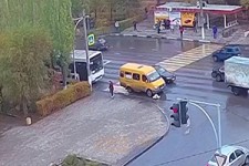 عبور ون از روی یک زن روی خط عابر پیاده + فیلم 