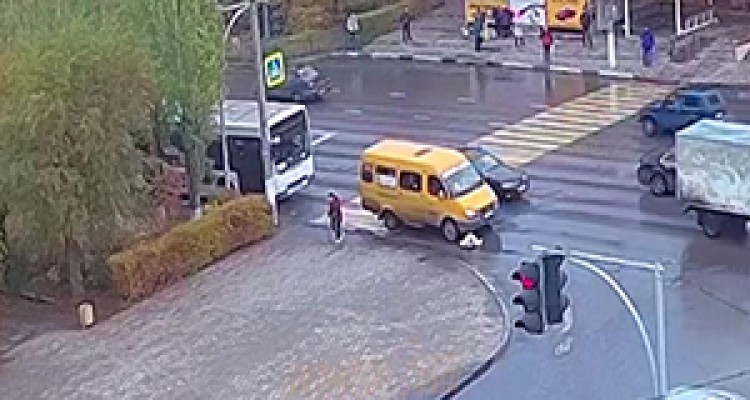 عبور ون از روی یک زن روی خط عابر پیاده + فیلم 