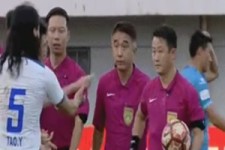 کارت زرد به بازیکنی که به داور دست نداد + فیلم 