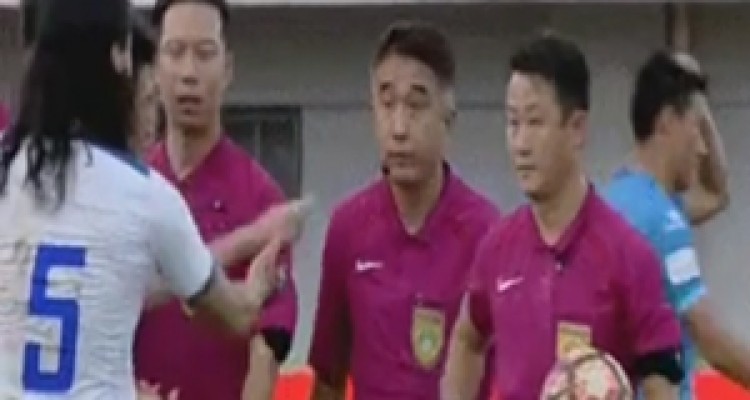 کارت زرد به بازیکنی که به داور دست نداد + فیلم 