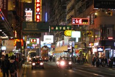 له شدن دردناک یک زن زیر چرخ‌های دو خودرو + فیلم 