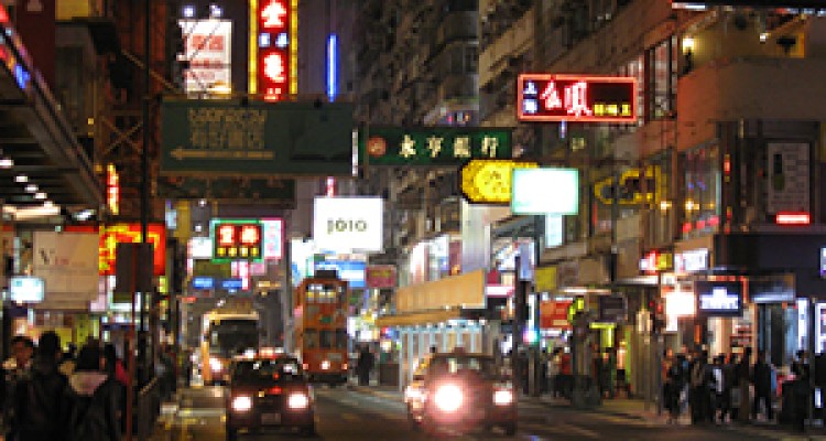 له شدن دردناک یک زن زیر چرخ‌های دو خودرو + فیلم 