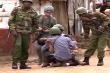 گرفتار شدن دانش آموزان در میان درگیری مسلحانه پلیس با معترضان در کنیا + فیلم 