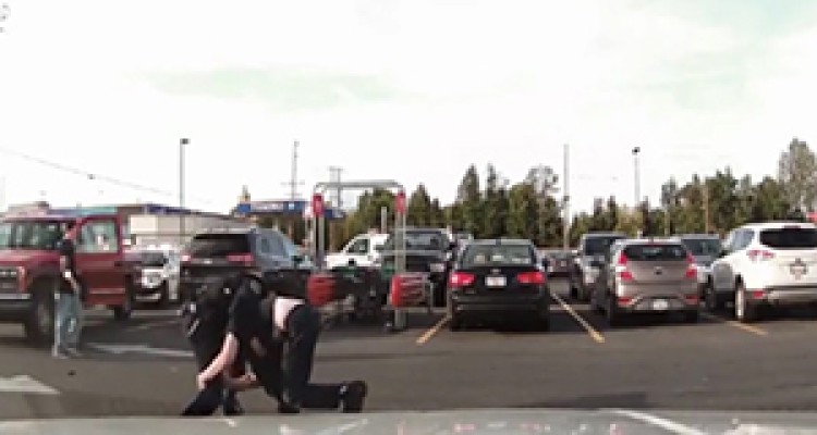  کمک شهروندان به مامور پلیس برای دستگیری فرد خاطی + فیلم