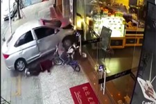 حمله‌ور شدن خودروی سواری به دو پیرزن + فیلم 