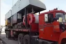 انتقال حمام‌های سیار به مناطق زلزله زده + فیلم 