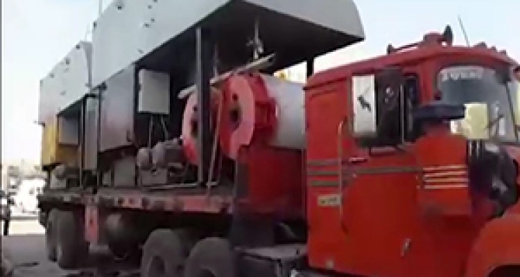 انتقال حمام‌های سیار به مناطق زلزله زده + فیلم 