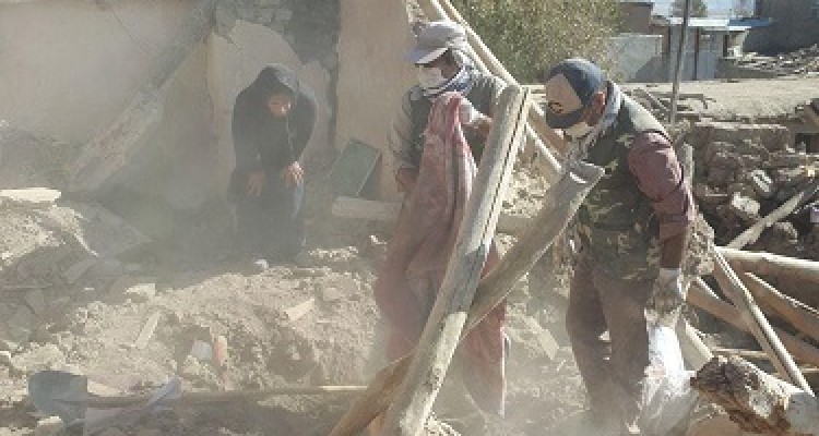 فوت ۵ دانش آموز در دالاهو بر اثر زلزله/یاری رسانی کارکنان آموزش و پرورش دالاهو به خانواده دانش آموزان فوت شده + تصاویر