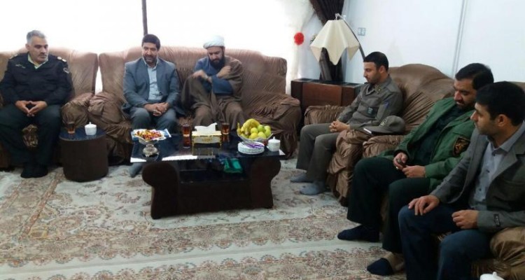 دیدار مسئولین با خانواده شهید مدافع حرم در اسلام آبادغرب+تصاویر