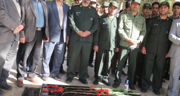 غبار روبی مزار شهدا به مناسبت هفته بسیج در اسلام آبادغرب+تصاویر