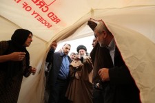 حاشیه‌های سفر رهبر انقلاب به منطقه زلزله‌زده‌؛ "به من بگویید تا کی؟" 